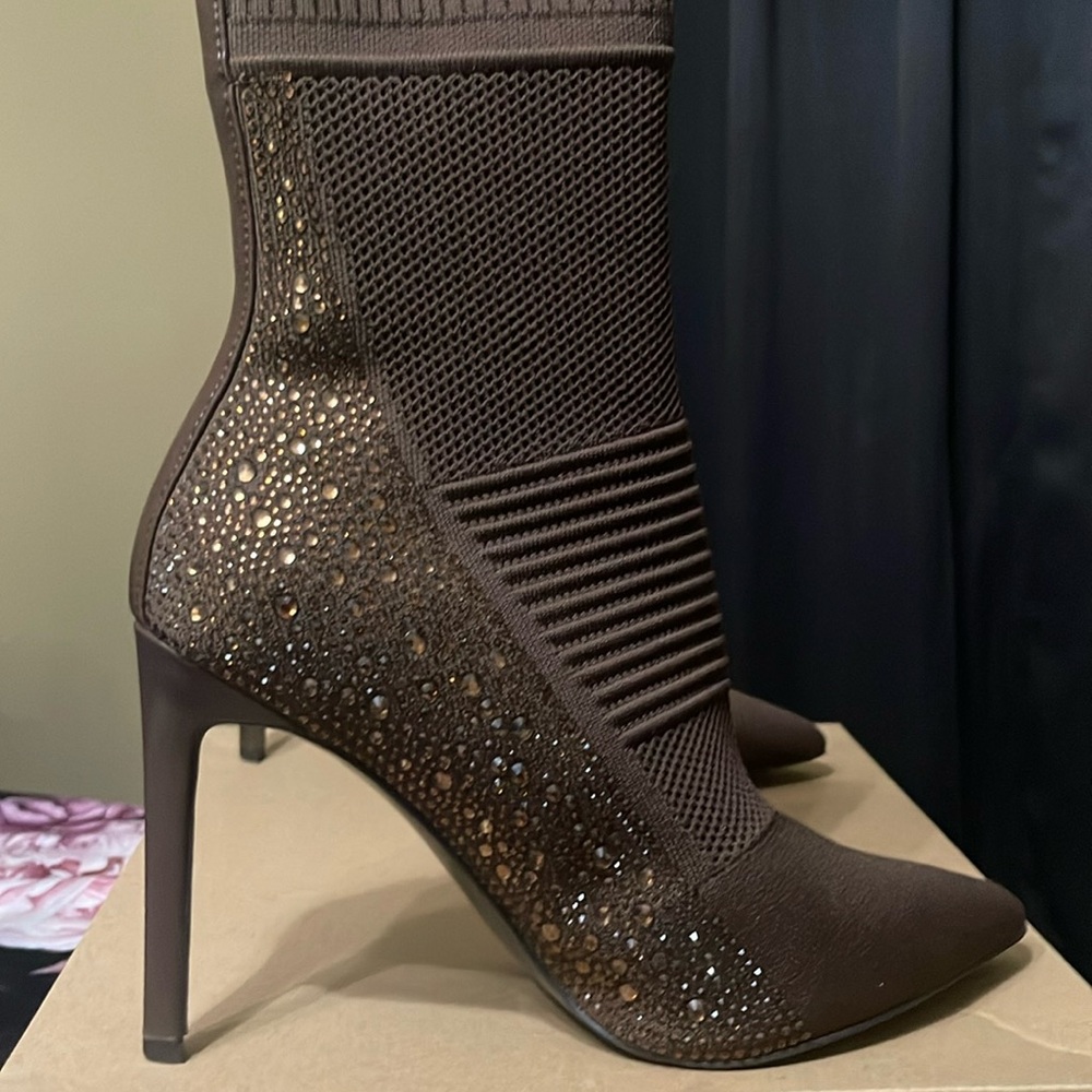 Brown maxwelle Steve Madden ankle boots.
